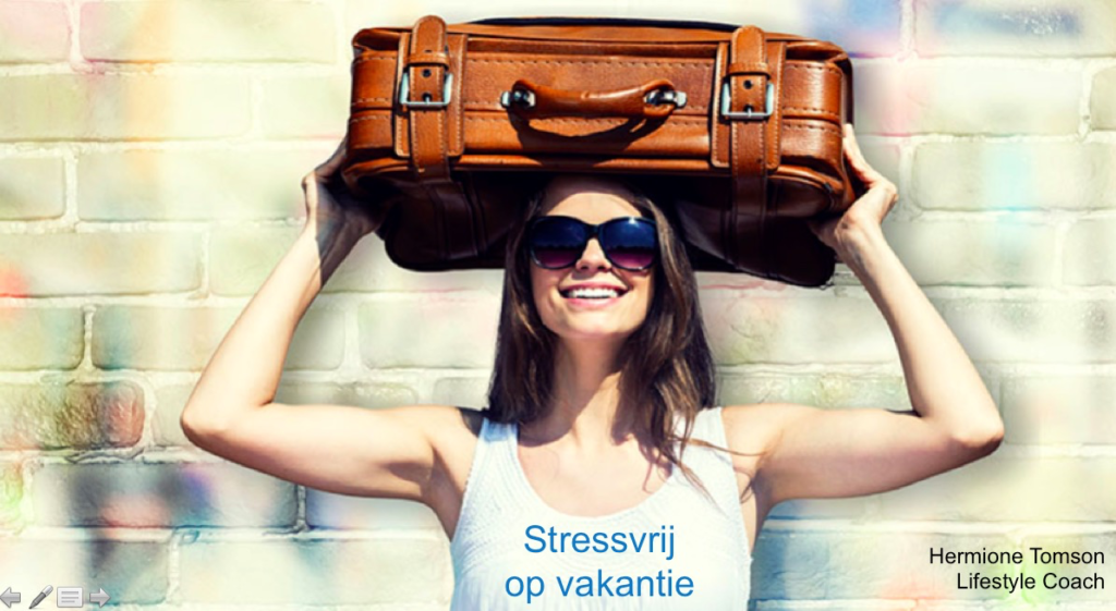 Stressvrij op vakantie lachtende vrouw met koffer op hoofd
